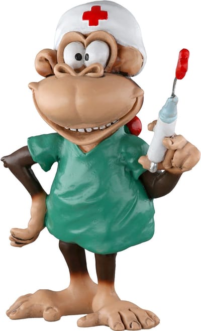 grappig beroepenbeeldje verpleegkundige aap met spuit- resin - groen rood wit - 6x10x12 cm beeldje verpleegster