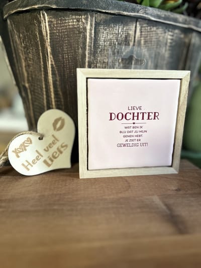 Creaties van Hier -Liefs in een lijstje Lieve dochter met houten hartje - 12 cm – Keramiek