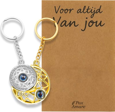 BFF Sleutelhanger voor 2 'Zonder Vriendschap mist een dag zijn kleur' - Rondjes ILY IN 100 TALEN - Sleutelhanger set op Cadeau Kaartje - Zilverkleurig & Goudkleurig - Vriendschap Symbool - Pax Amare