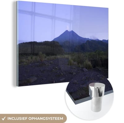 ® Glasschilderij 180x120 cm - Schilderij acrylglas - De berg Merapi in het blauwe uur in Gunung Merapi in Indonesië - Foto op glas - Muurdecoratie woonkamer - Wanddecoratie slaapkamer - Schilderijen