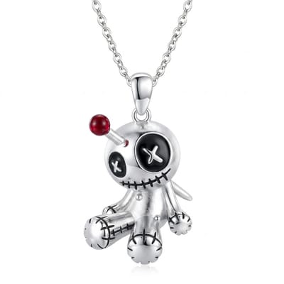 Zilverkleurige ketting met voodoo pop hanger voor heren en dames – fantasyhanger met zwart-witte details en rood accent – schakelketting