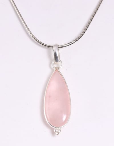 Lange druppelvormige zilveren hanger met rozenkwarts aan ketting