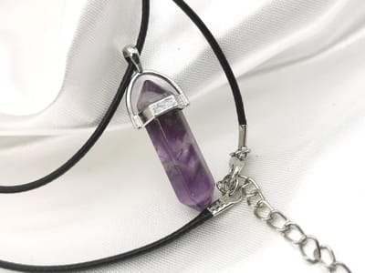 Edelsteen - Amethist - Obelisk Hanger met - gratis - zwart - wax koord Ketting - 40cm + 5cm Verstelbaar - Alle kinderen hebben een natuurlijke aantrekkingskracht op edelstenen.