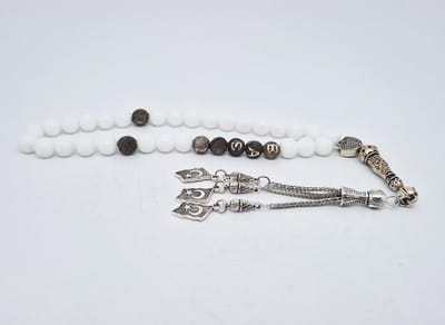 Handgemaakte naam tasbih 33 Kralen Natuursteen “Witte agaat” - met metaal tassel- Met je naam of de naam van uw geliefde- 8 mm diameter van de korrel