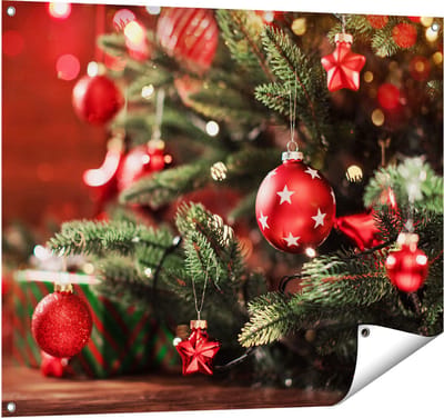 Gards Tuinposter Kerstboom met Rode Lichtjes en Kerstballen - 100x80 cm - Tuindoek - Tuindecoratie - Wanddecoratie buiten - Tuinschilderij