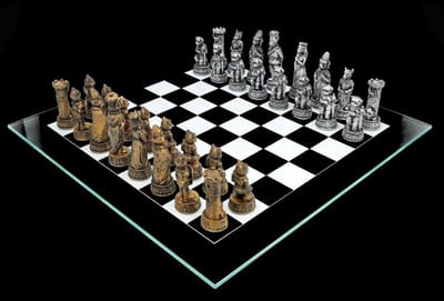 Schaakspel Katten vs Honden - Fantasy schaakset dieren - Strategische partijen spelen - Gedetailleerd handbeschilderd - 38 x 38 cm