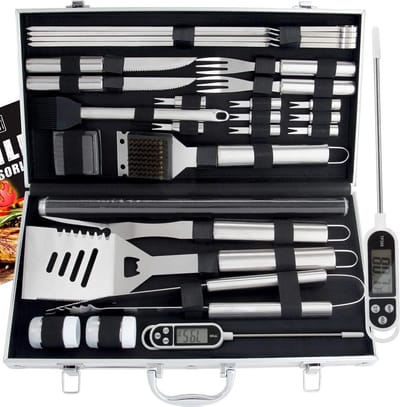 StayPowered 28-delige Grillset - Alles wat je nodig hebt voor de perfecte BBQ - Roestvrij Staal - Inclusief Grillmat en Thermometer - Duurzaam en Hittebestendig - Stijlvolle Aluminium Koffer - Ideaal Cadeau - Zilver - Levering Sneller dan Aangegeven!
