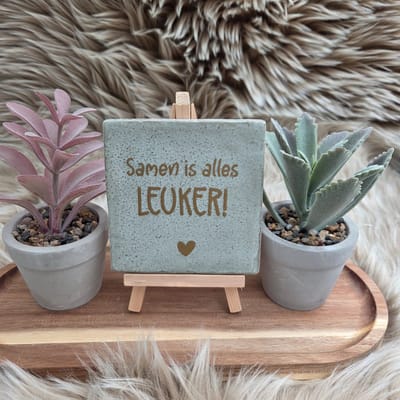Robuust wenstegeltje “Samen is alles leuker!” – Liefde & Vriendschap Cadeau – Keramiek – Decoratie – Relatie Cadeautje – Vriendschap - Trendy nu – Decoratief Tegeltje met Standaard – Cadeau Idee