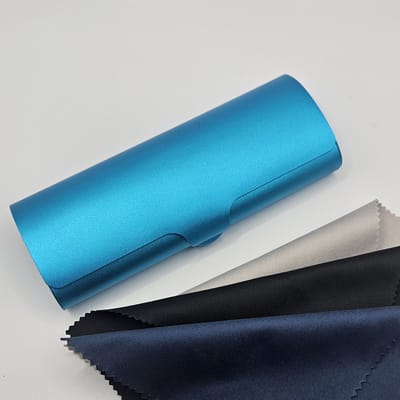TOPVERKOOP! Aluminium brillenkoker met doekje, harde slijtvaste praktische brillendoos van hoge kwaliteit / Licht Blauw metalen koker / brillenkoker en microvezeldoekje/ geweldig cadeau / boîte/ hard case / harde hoes van metaal