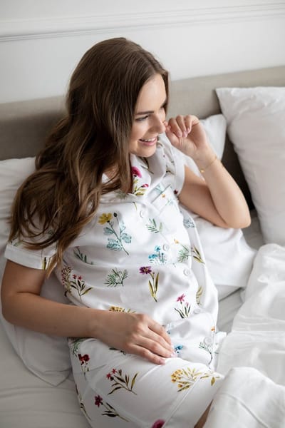 Weidebloemen pyjama set dames–klassiek shirt& korte broek–handgeschilderde print–100% Katoensatijn–wit–maat S