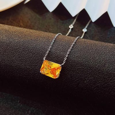 Collier pendentif tempérament élégant suspendu carré AAA Zircon exquis bijoux minimalistes pour femmes chaîne de clavicule de mariage jaune