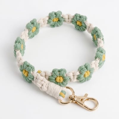 Groen wit textiel sleutelhanger dames en heren met gehaakte bloem details en macramé lus – handgemaakte bohemian daisy keychain met goudkleurige karabijnsluiting