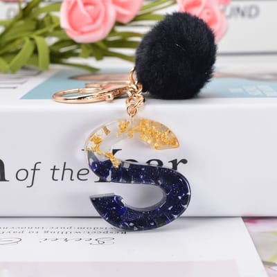 Letter Sleutelhanger A-Z – Luxe Initialen Sleutelhanger met Pompon & Kwastje – Tashanger voor Dames & Meisjes – Accessoire voor Sleutelbos, Handtas, Rugzak & Autosleutel – Persoonlijk Cadeau voor Vrouw, Moeder, Dochter & Vriendin