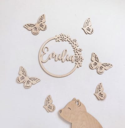 Gepersonaliseerde bloemenkrans, madeliefjes naamdecoratie op maat, babykamerdecoratie, babyshower decoratie, wanddecoratie voor de babykamer, gepersonaliseerde deurkrans met naam/ wandbord/ naambord/ kinderkamer/babykamer/ gepersonaliseerde naambord