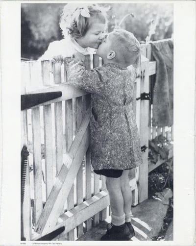 Mini zwart-wit poster - Love Thy Neighbour - Bettmann Archive - 24x30 cm
