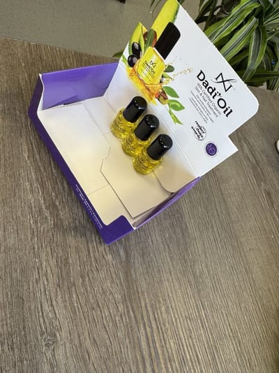 Famous Names - Dadi' Oil Display - Dadi' Oil - 95% Organic - 3x 3.75 ml - Met gratis Dadi' Oil Display / Box - Nagelriemverzorging - Tijdelijke Actie! Mooi presenteren!