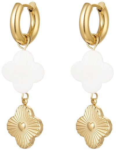 Joy Ibiza - Klaver bedel oorbellen - oorringen met hanger - 2 klaver bloem - wit schelp - klap scharnier - ear party boho - bohemian bloem - stainless steel - ip/pvd goldplated