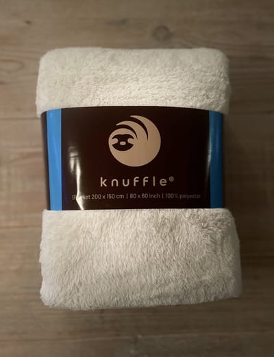 Knuffle Fleece Deken® | Superzachte warme plaid voor herfst & winter | Extra groot: 200x150 cm | Knus & stijlvol voor op de bank of in bed | Premium kwaliteit | Duurzaam geproduceerd in Portugal | In 3 kleuren verkrijgbaar, dit is Crème Wit