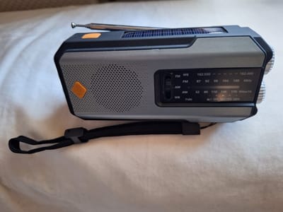 Noodradio alles-in-een lichtgewicht opwindbaar, solar, powerbank, flashlight-LED, FM en AM, SOS-alarm met USB-kabel