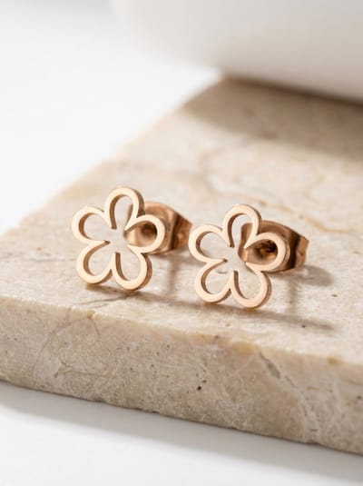 Lundholm Florianne Oorknopjes Dames Rose Goud Bloem - Premium Stainless Steel Jewellery - Elegante Bloem Rosegoud kleurige Oorbellen - My Cadeau Vrouw Vrouwen Cadeautjes bloemen sieraden - Luxe Geschenkverpakking