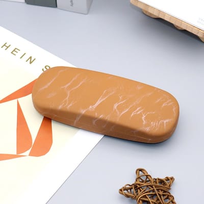 Hoogwaardig brillenetui met harde schaal, kleurrijk hartvormig holografisch ontwerp, unisex, geschikt voor studenten en volwassenen, met een minimalistische, meisjesachtige stijlBewolkt bruin