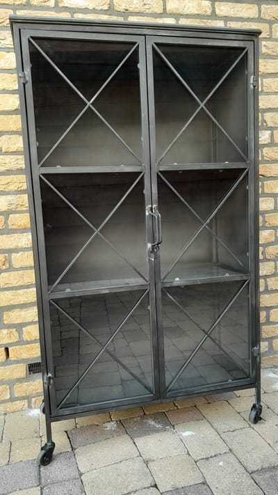 Kast - Metaal - Industrieel - Zwart - op wieltjes - Glas - 143x82x37cm.