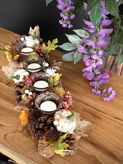 Tafelstuk bloemstukje pompoen, besjes en dennenappels 9 cm hoog - theelichthouder - hoogkwalitatieve kunststof - decoratiefiguur - interieur - accessoire - voor binnen en buiten - herfstcollectie - geschenk - cadeau - gift - verjaardag