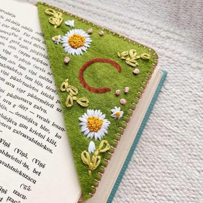 Dailygoods- Bladwijzer Handgeborduurd - 26 Letters Gepersonaliseerd - Hoekbladwijzer - Vilt - Seizoenen - Geschenken voor Boekliefhebbers - Boekenlegger