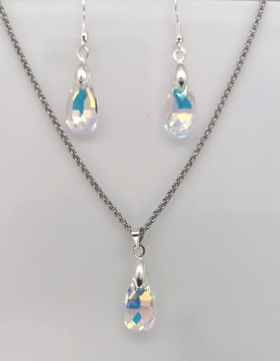 Setje - ketting met oorbellen - van fonkelende facet geslepen glas kristal druppel vorm.