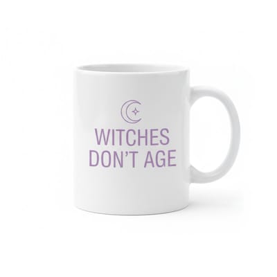 Witches Don’t Age Mok – Grappige Heksen Quote Koffiemok – Magisch Cadeau – 330 ml