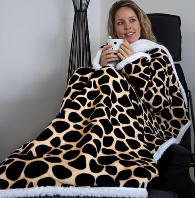Fleece Deken met Mouwen - Plaid met Mouwen - Hoodie Deken - Hoodie Blanket - Huggle Hoodie - Snuggle Hoodie - Dekens - TV Deken - Giraffe Print - Dames en Heren - Volwassenen - 180x130 cm - Noodpakket - Kerstcadeau - Snuggie Moment