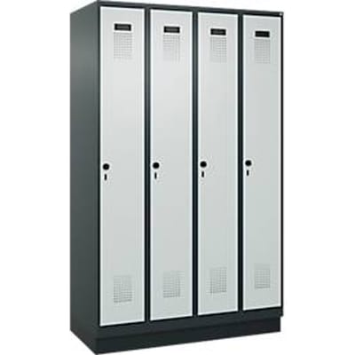 C+P Evolo Plus garderobekast, 4 vakken, 300 mm vakbreedte, met plint, rechts scharnierend, soft-close, inbraakwerend, B 1200 x D 500 x H 1950 mm, veiligheidsslot espagnolet, antracietgrijs RAL 7016/lichtgrijs RAL 7035