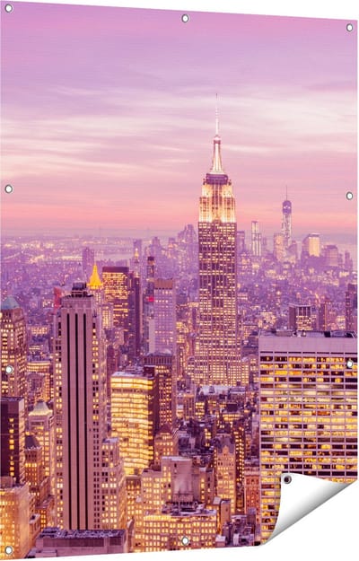 Gards Tuinposter New York Skyline met Lichten bij Zonsondergang - 90x120 cm - Tuindoek - Tuindecoratie - Wanddecoratie buiten - Tuinschilderij