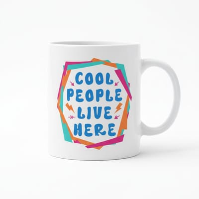 Leuke Woontekst Mok 330 ml – “Cool People Live Here” – Kleurrijke Keramische Koffie- en Theemok voor Thuis & Kantoor