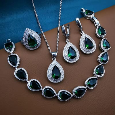 Modieuze Volledige Diamant Waterdruppel Luxe Europese en Amerikaanse Stijl Smaragd Sieradenset Ketting Oorbellen Driedelige Set Size 8 brown