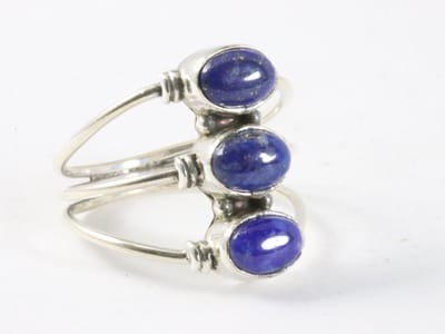 Opengewerkte zilveren ring met 3 lapis lazuli stenen - maat 18