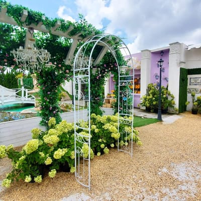 Unyqoos® Elegante metalen tuinboog met witte afwerking voor klimplanten en decoratie