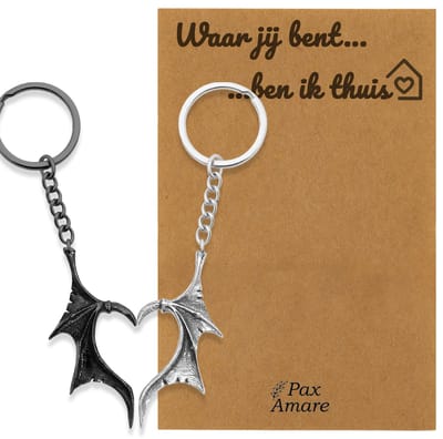 Koppel Sleutelhanger voor 2 'Waar jij bent, ben ik thuis' - Vleugels Hart - Sleutelhanger set op Cadeau Kaartje - Zilverkleurig & Zwart - Persoonlijke Hanger - Pax Amare