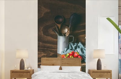 Behang - Fotobehang Rustiek - Fruit - Keukengerei - Aardbei - Breedte 120 cm x hoogte 240 cm