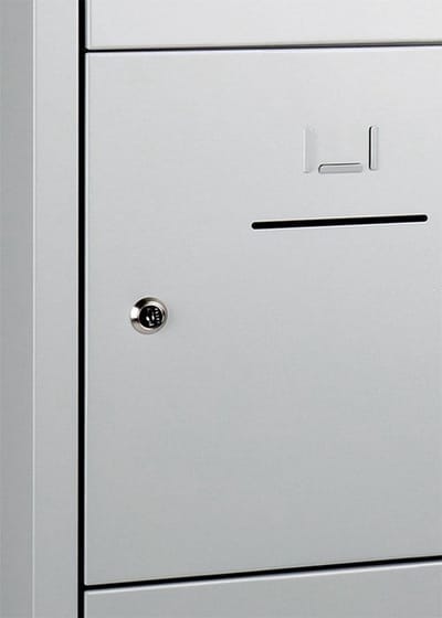 Lockerkast SHC met 15 deuren voorzien van brievensleuf in aluminium met hangoogsluiting (excl. hangslot)