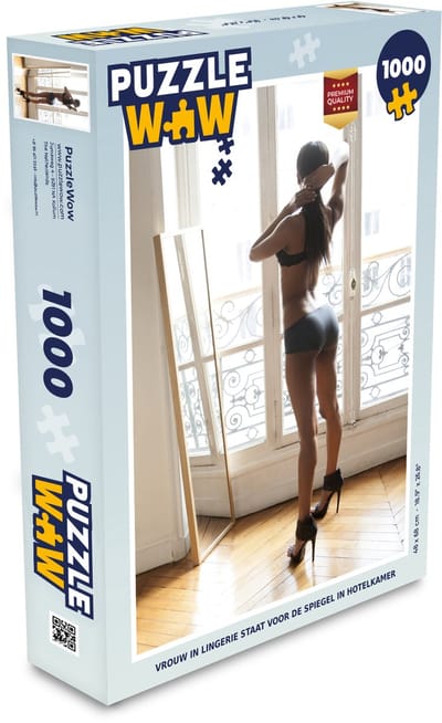 Puzzel Vrouw in lingerie staat voor de spiegel in hotelkamer - Legpuzzel - Puzzel 1000 stukjes volwassenen