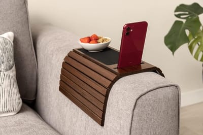Candala Bamboe bankdienblad voor armleuningen, antislip, flexibele salontafel voor alle armleuningen, duurzame salontafel met een elegant design, natuurlijke kleur, past bij elk interieur, dienblad