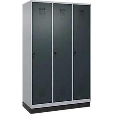 C+P Evolo Plus garderobekast, 3 vakken, 400 mm vakbreedte, met plint, rechts scharnierend, B 1200 x D 500 x H 1950 mm, draaischroef, blank aluminium/antracietgrijs