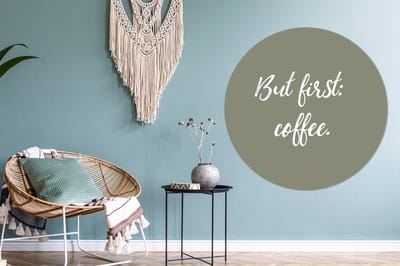 WallCircle - Wandcirkel - Muurcirkel - Koffie - Quotes - Spreuken - But first: coffee - Aluminium - Dibond - 120x120 cm - Binnen en Buiten XXL