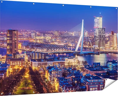 Gards Tuinposter Rotterdamse Skyline met de Erasmusbrug - 180x120 cm - Tuindoek - Tuindecoratie - Wanddecoratie buiten - Tuinschilderij