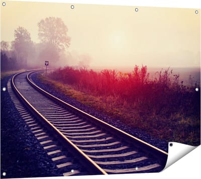 Gards Tuinposter Spoorweg Rails tijdens de Herfst met Mist - 120x90 cm - Tuindoek - Tuindecoratie - Wanddecoratie buiten - Tuinschilderij
