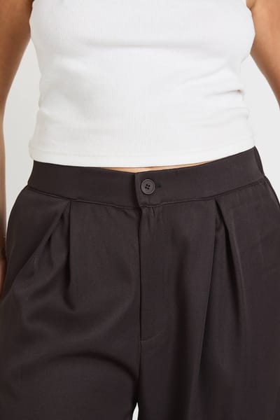 boohoo Dames Plus Wijde Broek Met Plooien Aan De Voorkant | Houtskool | Maat: 44