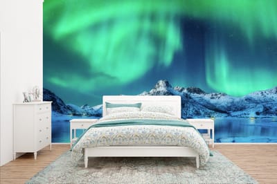 Behang - Fotobehang Noorderlicht - Berg - Sneeuw - Breedte 435 cm x hoogte 260 cm