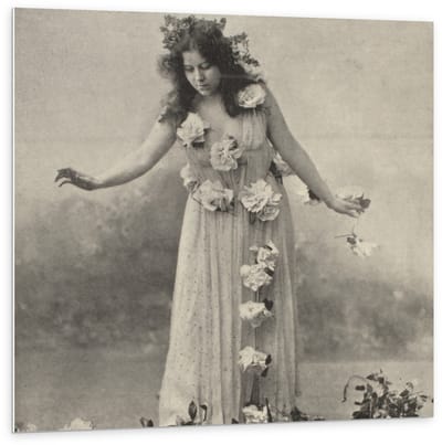 Forex - Vrouw met Bloemenkransen - 100x100cm Foto op Forex