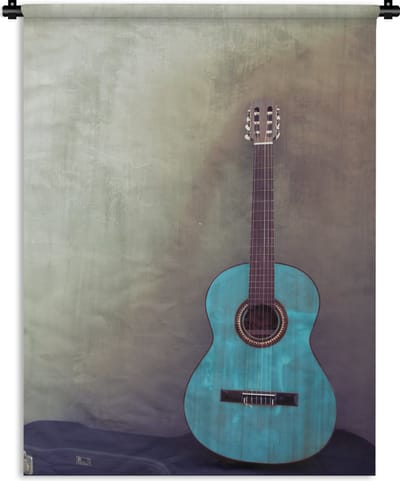 Wandkleed Akoestische gitaar - Gekleurde akoestische gitaar in een kamer met een betonnen muur Wandkleed katoen 60x80 cm - Wandtapijt met foto
